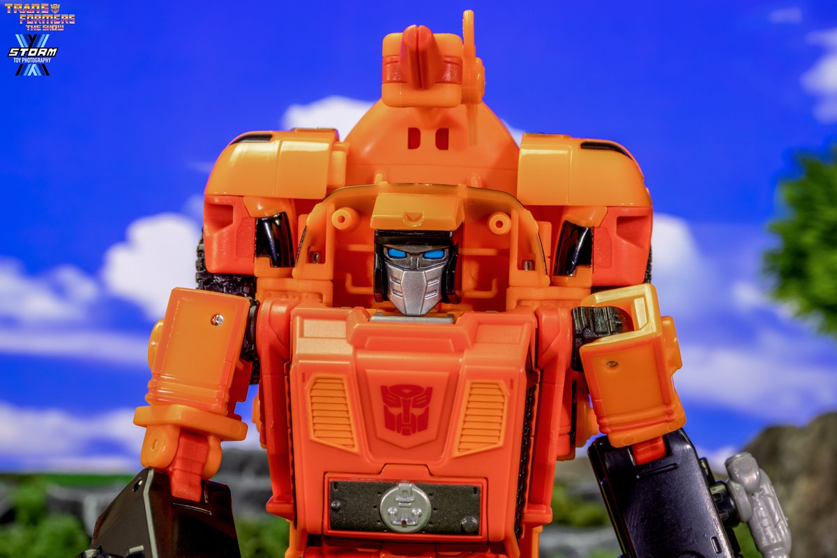 TFShowUK's tweet image. Sandstorm always takes death-defying risks. Anything less than dangerous is boring to him. I do wish he had come with two interchangeable heads. Comic/Cartoon and the original toy.
Transformers Legacy United Leader Class G1 Triple Changer Sandstorm. #Transformers #ToyPhotography