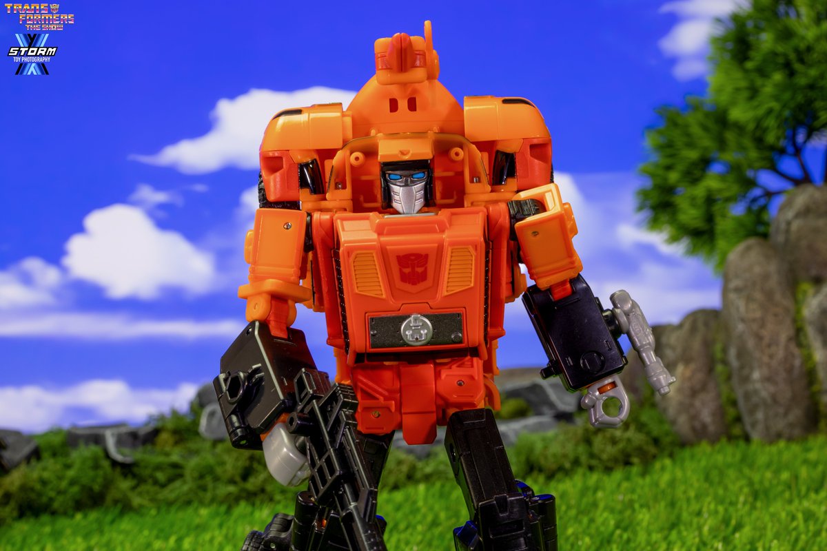 TFShowUK's tweet image. Sandstorm always takes death-defying risks. Anything less than dangerous is boring to him. I do wish he had come with two interchangeable heads. Comic/Cartoon and the original toy.
Transformers Legacy United Leader Class G1 Triple Changer Sandstorm. #Transformers #ToyPhotography