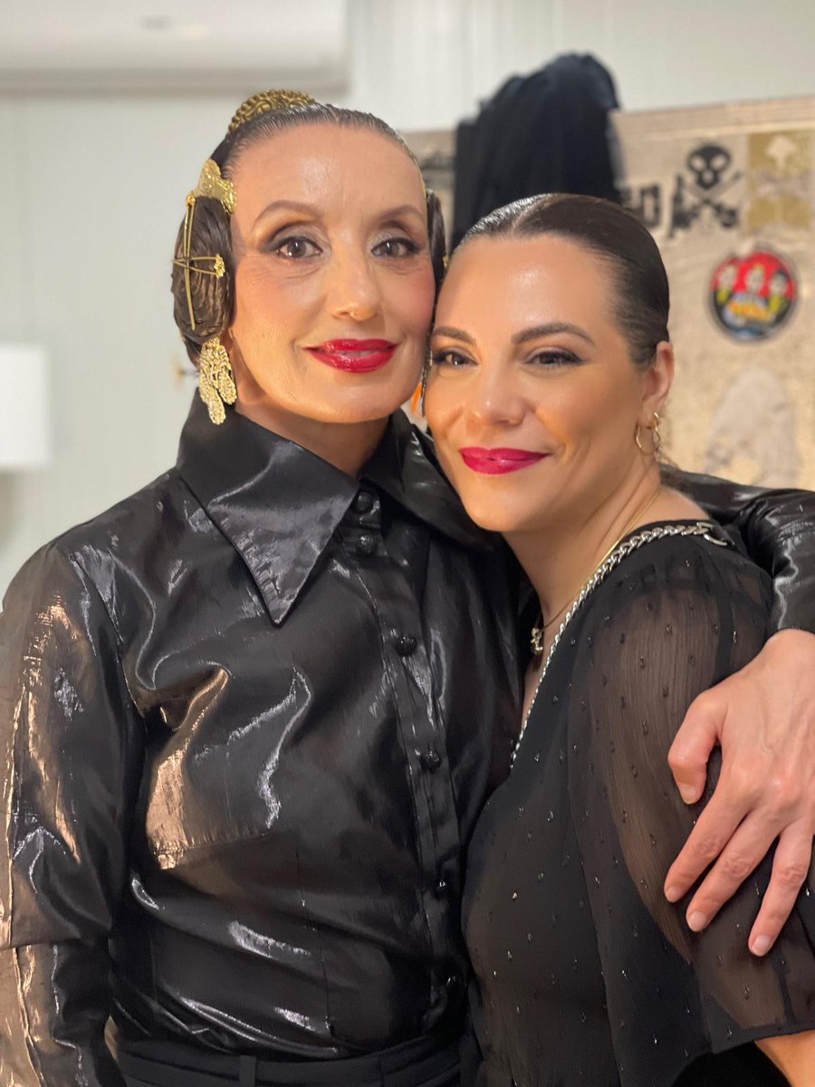 Luz Casal hizo ayer en su concierto un homenaje a la cultura fallera luciendo un peinado fallero con un aderezo a juego en color oro realizado por la peluquera valenciana Diana Rodrigo. 
@granferiadevalencia <a href="/festesdevlc/">Festes de València</a>