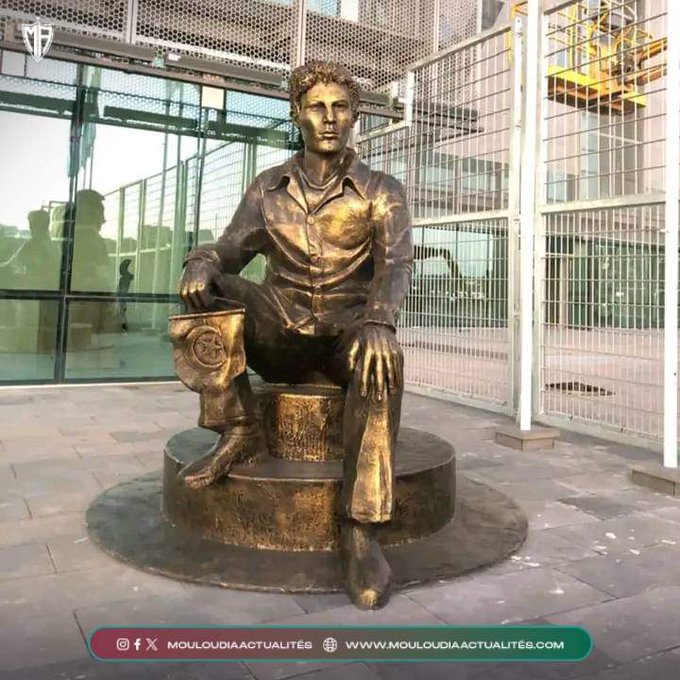 CASBAH_ALG's tweet photo. 🇩🇿#Ali_la_pointe, l'homme qui ne connait pas de compromis.  Plutôt mourir que de se plier. (une statue en son honneur devant le stade de foot qui porte son nom a #Alger).

#algerie #independenceday #Martyrs https://t.co/gLaqtGYlsO