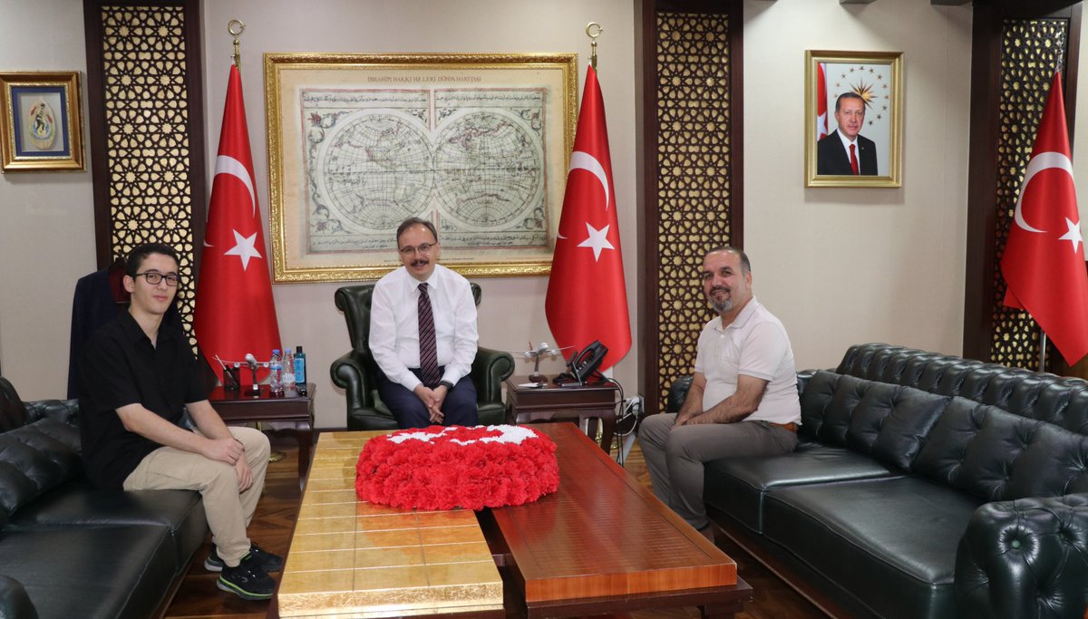SiirtValiligi's tweet photo. Valimiz Sn. @Dr_KemalKzlkaya , 

LGS'de Türkiye birincisi olan Sancaklar Ortaokulu Öğrencisi Muksit Kaya’yı makamında kabul etti. 

Vali Kızılkaya, sınavda 500 tam puan alarak Türkiye birinci olan Muksit Kaya'yı tebrik ederek, eğitim hayatında üstün başarılar diledi.

Ziyarette Dershane Yöneticisi Halit Aydın da hazır bulundu.

#EğitimİlkÖnceliğimiz
#SiirtEğitimKenti
#Siirt
