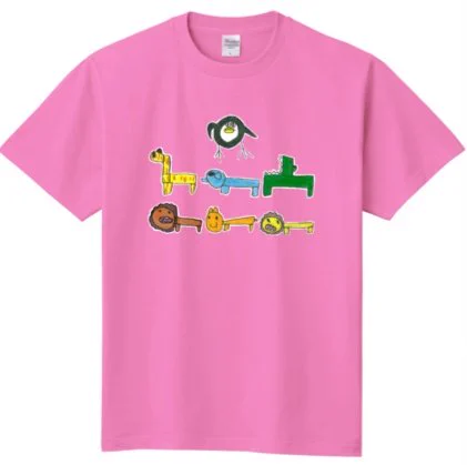 子どもの落書きをTシャツにしようと思ってるのですが、柄の配置を決めかねていて。どちらがいいと思いますか?(アンケートはリプ欄に付けます) 