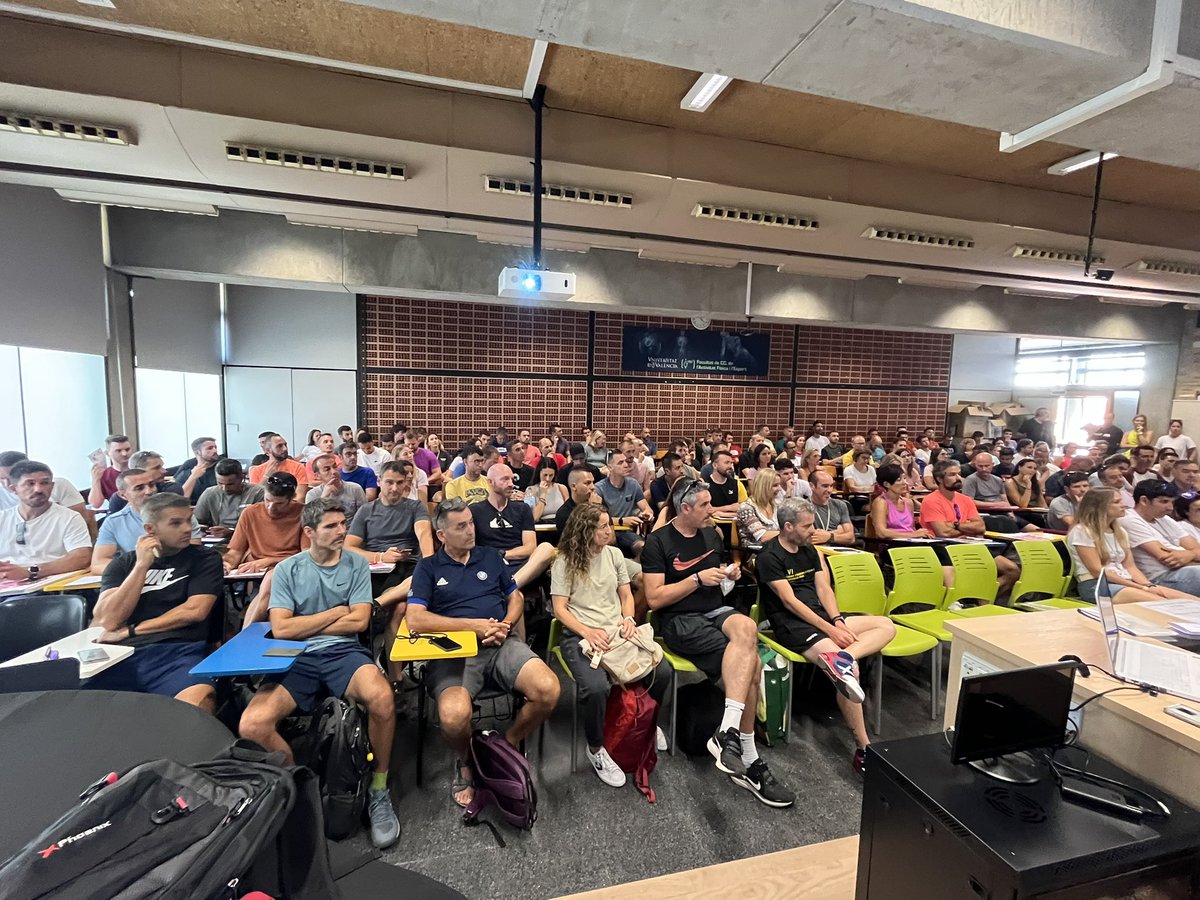 Inauguració de la Trobada #edufis a la Facultat de Ciències de l'Activitat Física i l'Esport de <a href="/UV_EG/">Universitat València</a>! 🤝🤸‍♂️🏊👨‍🦽
Amb el Degà Sr. Ferran Calabuig i <a href="/gontanroberto/">Gontan</a>, Director #CefireAE
Creant espais per compartir coneixements iexperiències amb docents d’EF. 
#18TrobadaEF #TIEEF24