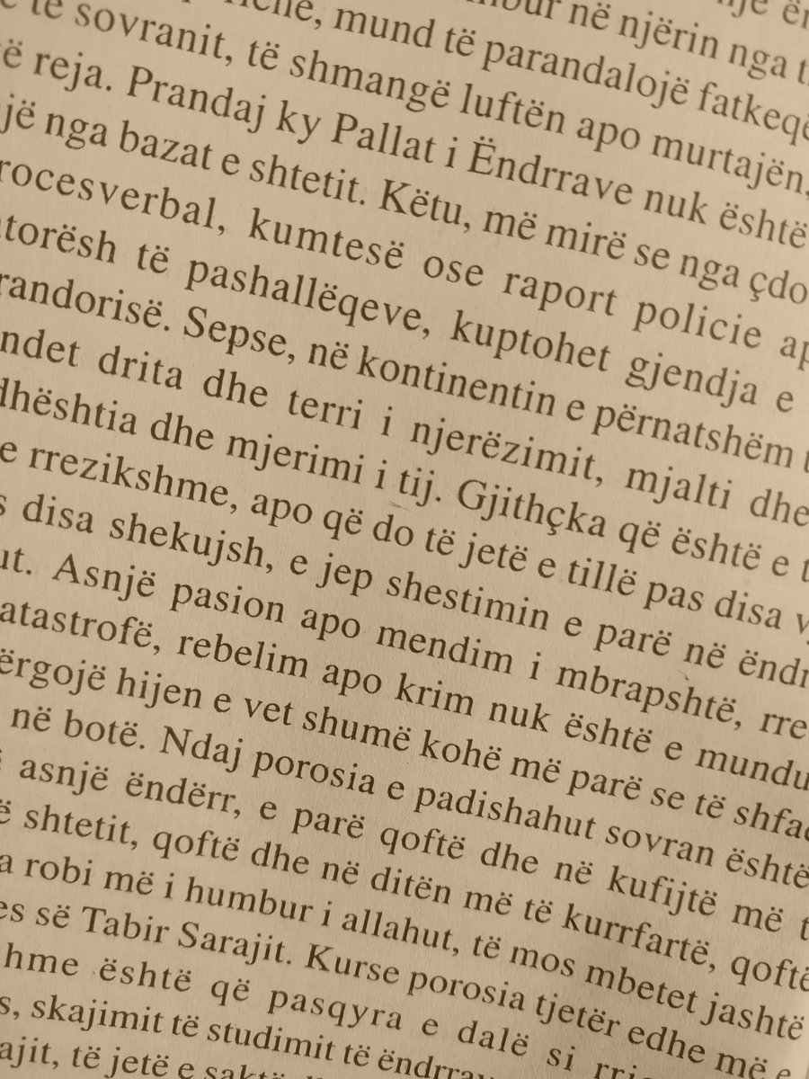 gselaci's tweet photo. Si adhurues i distopisë, "Pallati i ëndrrave", natyrisht! E rekomandoj fort! Jena me fat që kryedistopia e letërsinë botërore është shkruar në shqipen tonë. Po e teproj? Ku po don distopi ma distopike se regjimi me t'i shoshit andrrat?! #lexime https://t.co/hQEo6fMDDK