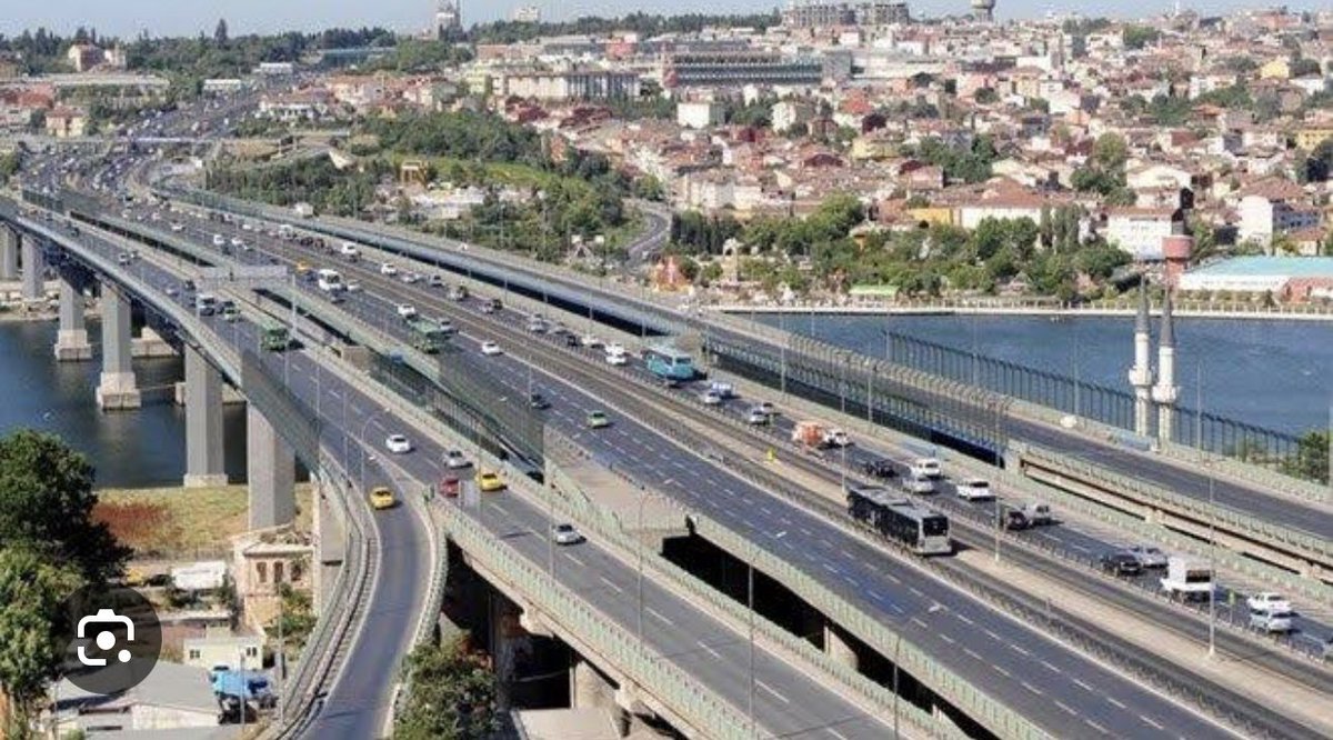 Bugün HALİÇ Köprüsünün metrobüs yolunun bakımı başlamış… 4 Temmuz saat 10:30 da Haliç Köprüsü üzerinde sadece tek noktada çalışma yapılıyor ve toplam araç sayısı 3,  işçi sayısı 15 i geçmiyordu… Bu kadar önemli bir bakımı en az 5 noktada birden başlamalıydı…<a href="/IBBcozummerkezi/">İBB Çözüm Merkezi</a>