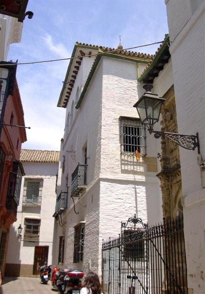 La curiosa Leyenda de la calle Barrabas, actual Lópe de Rueda) Situada en pleno barrio de Santa Cruz, Al parecer, en la calle vivía la noble familia de los Melgarejo (de hecho, se la conocía popularmente como calle de los Melgarejo) en el siglo XIII la casa estaba