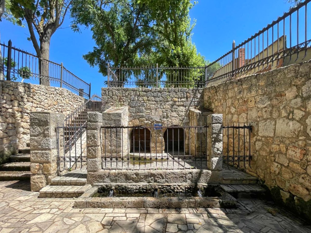 RomanicoEspana's tweet photo. La fuente visigótica de San Juan de Baños (Baños de Cerrato - Palencia): cuyas aguas, conocidas por sus propiedades medicinales desde tiempos inmemoriales, sanaron al Rey Recesvinto de su afección renal, razón por la que mandó levantar la basílica anexa en el año 661 #FelizJueves https://t.co/jclwHtliqq