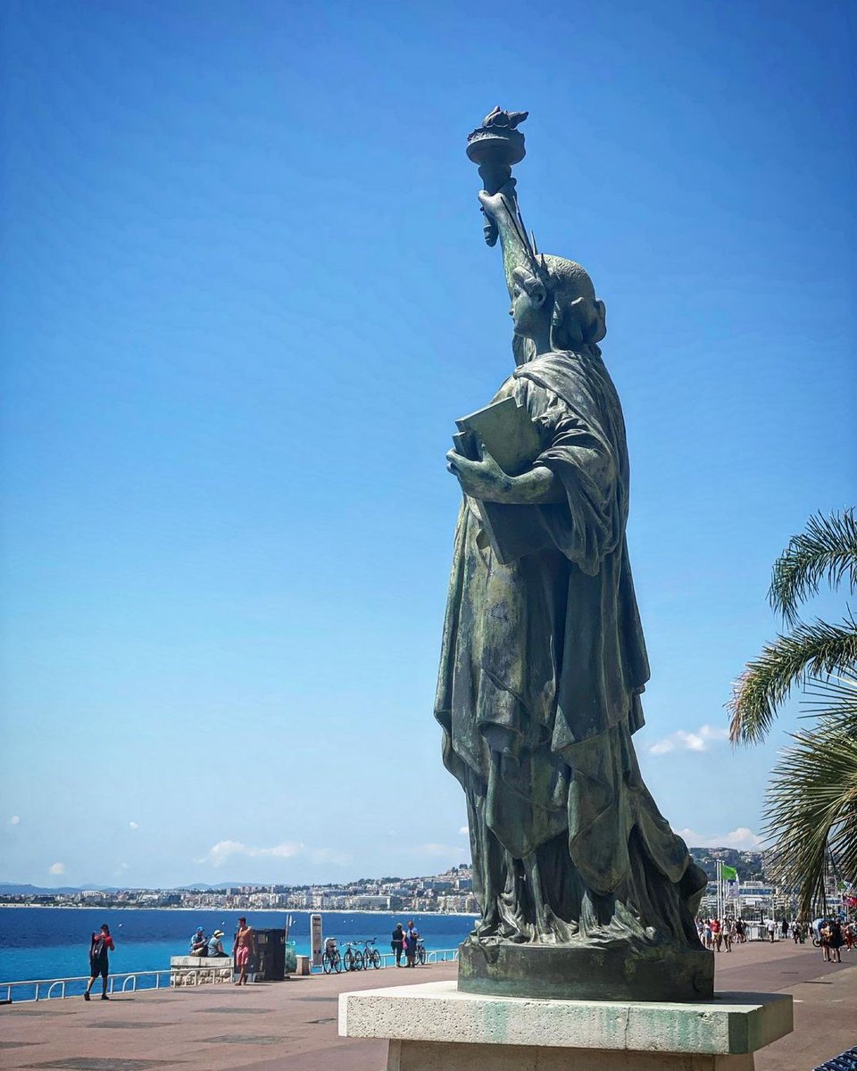 Nous souhaitons un joyeux 4 Juillet à tous nos amis américains🇺🇸! 
RDV aujourd’hui à 15h00 devant la Statue de la Liberté 🗽pour célébrer l’Indépendance des Etats-Unis en présence de la Consule Générale des USA. 
📍Quai des Etats-Unis
📷jeromegodefroy (IG)

#ExploreNiceCotedAzur