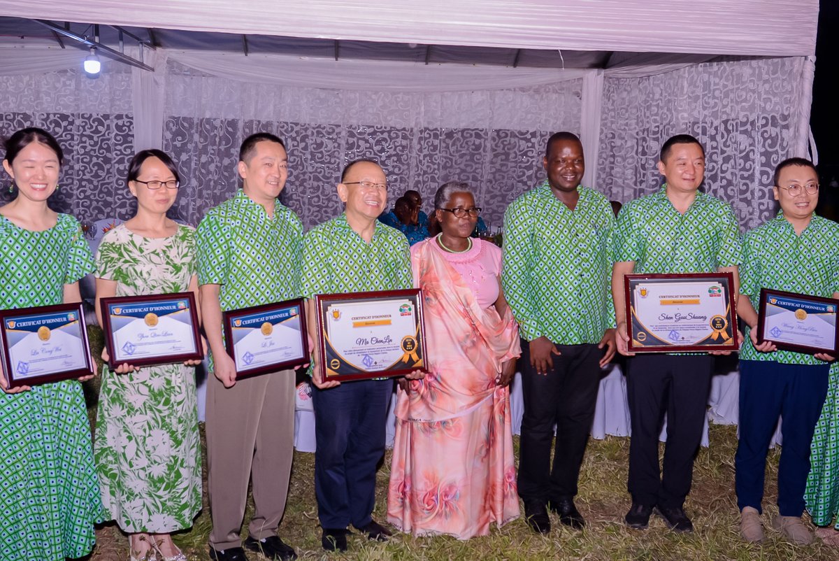 Durant la célébration de la fête d'anniversaire  de l'indépendance du Burundi, Madame le Ministre a octroyé des certificats d'Honneur à l'Equipe des Médecins Chinois pour les travaux déjà réalisés à l'H.P.R.C grâce à leur coopération.