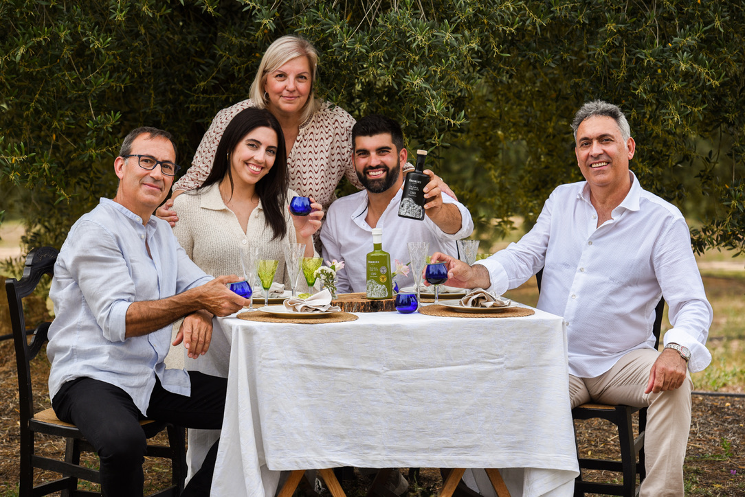 Junts al cor del nostre olivar, on la tradició es viu i s’assaboreix. Cada gota de Priordei és un homenatge a generacions unides per l’amor a la terra. 

Des de la nostra taula a la teva, compartim el llegat que ens uneix 🌿