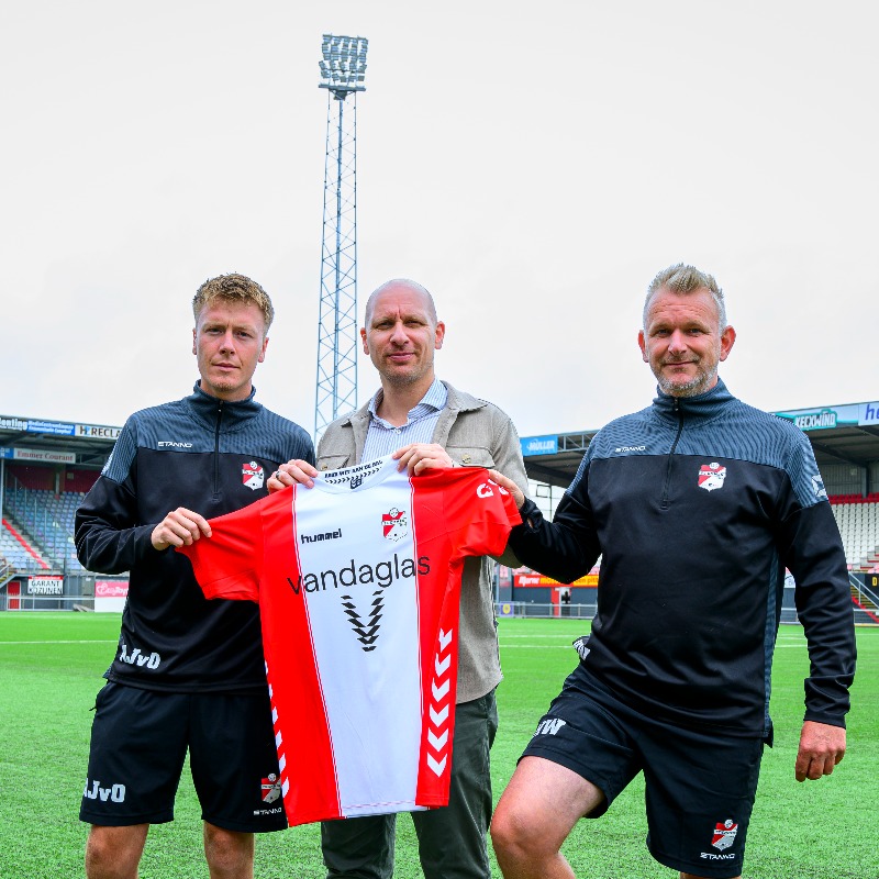 FC_Emmen's tweet photo. Nieuw management voor onze 𝗷𝗲𝘂𝗴𝗱𝗼𝗽𝗹𝗲𝗶𝗱𝗶𝗻𝗴 📈

Harold Wekema ➟ hoofd jeugdopleiding
Stephan Hakkers ➟ manager jeugdopleiding
Albert Jan van Oosten ➟ hoofd voetbalontwikkeling

Succes, mannen! 💪

#HIERKOMIKWEG