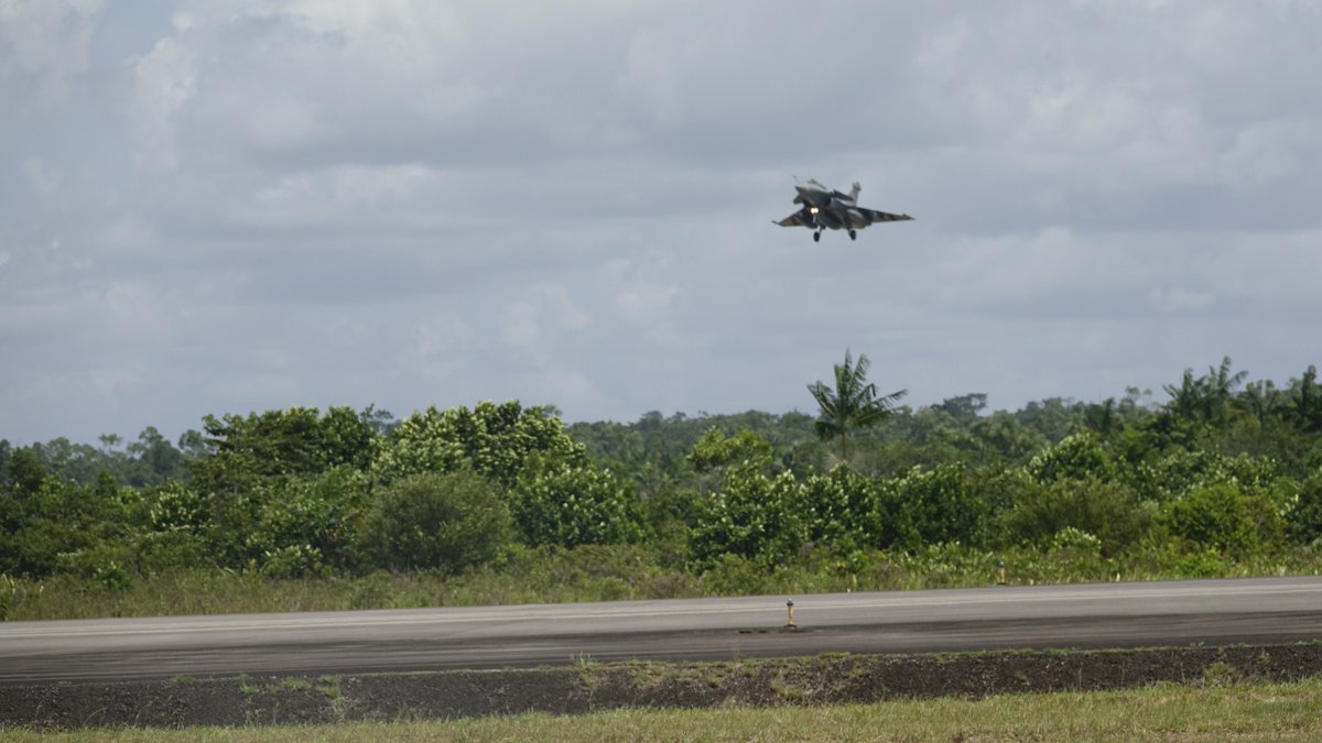 GeraldSeydoux's tweet image. The #Ariane6 airspace is safe with the proven presence of 🇫🇷 french Rafale, probably B 🤔
Yesterday the A330 MRTT has finally returned Istres 🏠
Many military aircraft for Ariane 6 but what for? 👀
It's very important for a country to have a #SpaceProgram. It provides an…