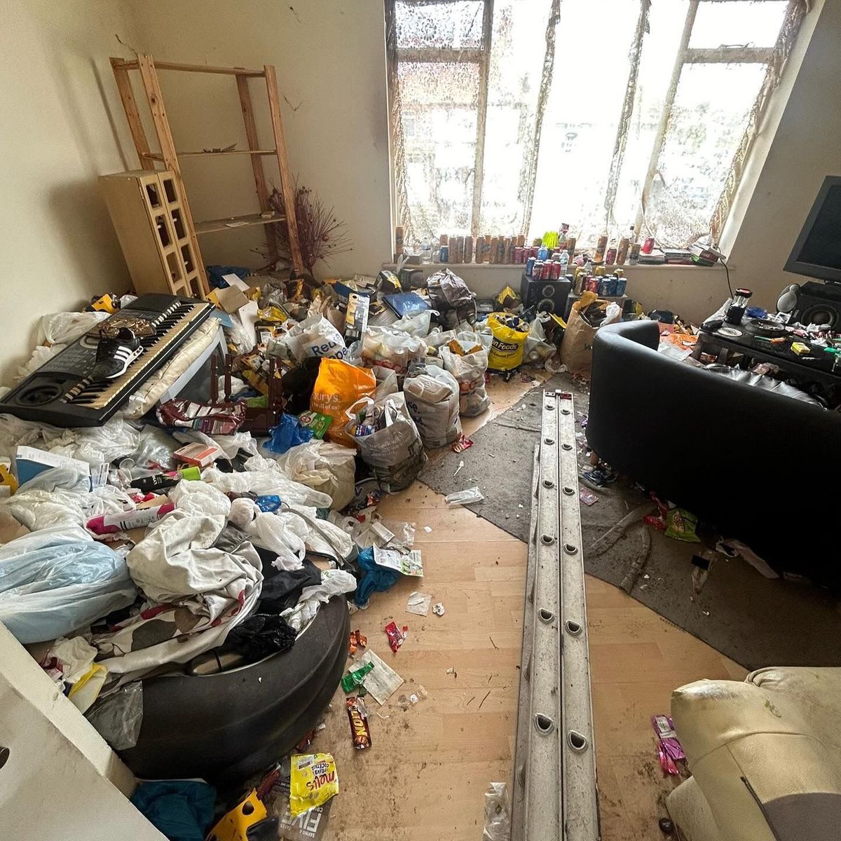 ReactiveLimited's tweet photo. Part One of the clean up 🧹 
#refurbs #Maintenance #SmallBusiness #nationwide #shopfitters #plumbing https://t.co/qdvdv44NWX