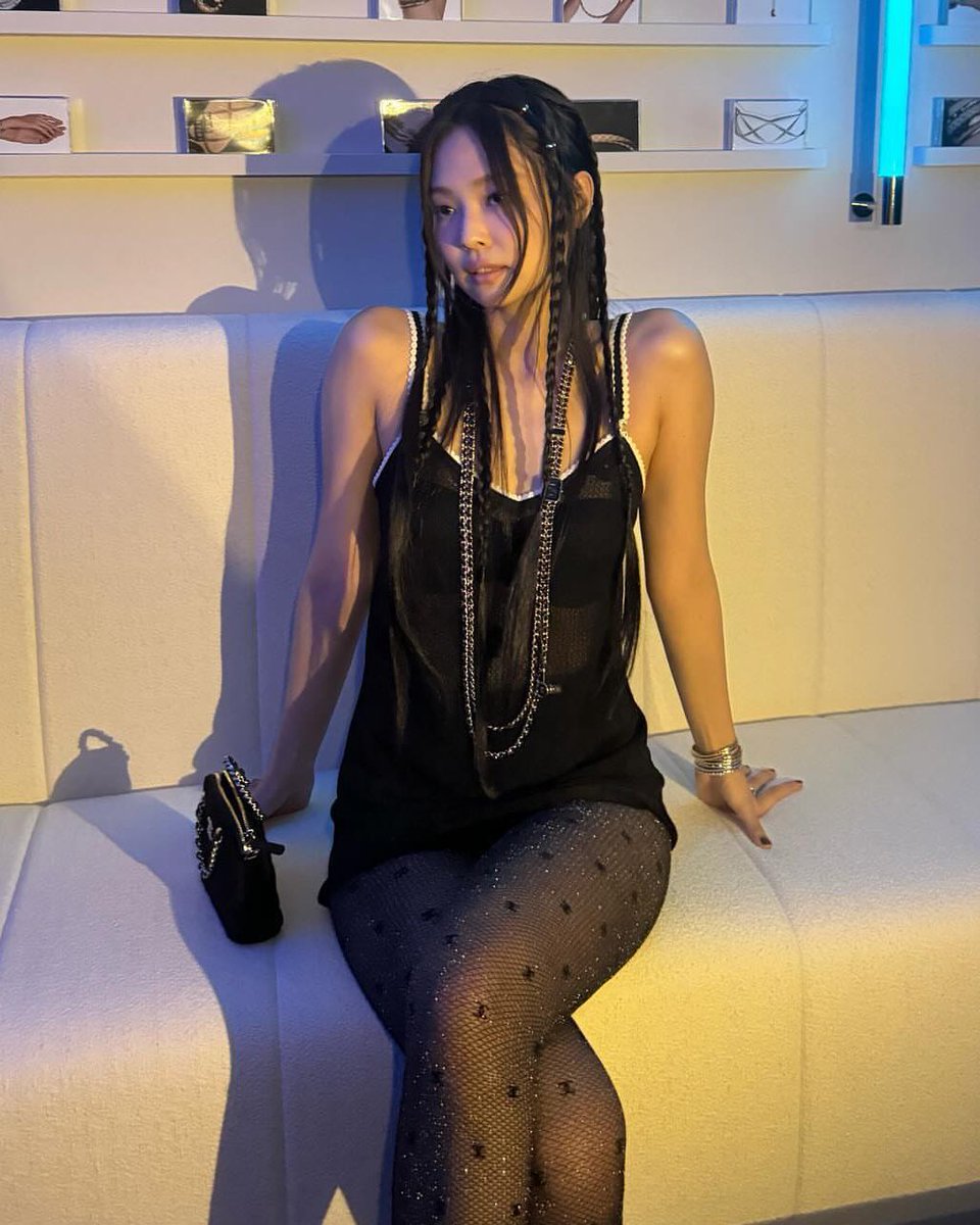 nuggnet's tweet image. Sit with me?