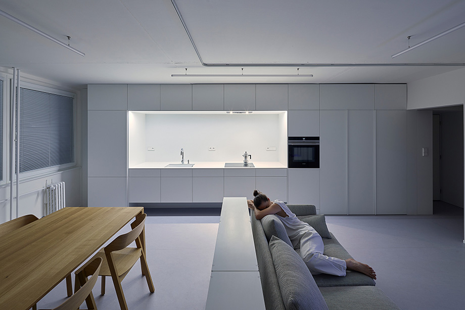 Interior_es's tweet photo. RDTH #architekti, the studio founded by Tamara Kolaříková and René Dlesk, transformed a 74 m² #apartment into a #minimalist and functional space.
-> Photographs: Filip Beránek
-> https://t.co/bTvc5gJObg
-> #interiordesignprojects #minimalistinteriors #Prague #CzechRepublic https://t.co/xWRJFZZQ9e