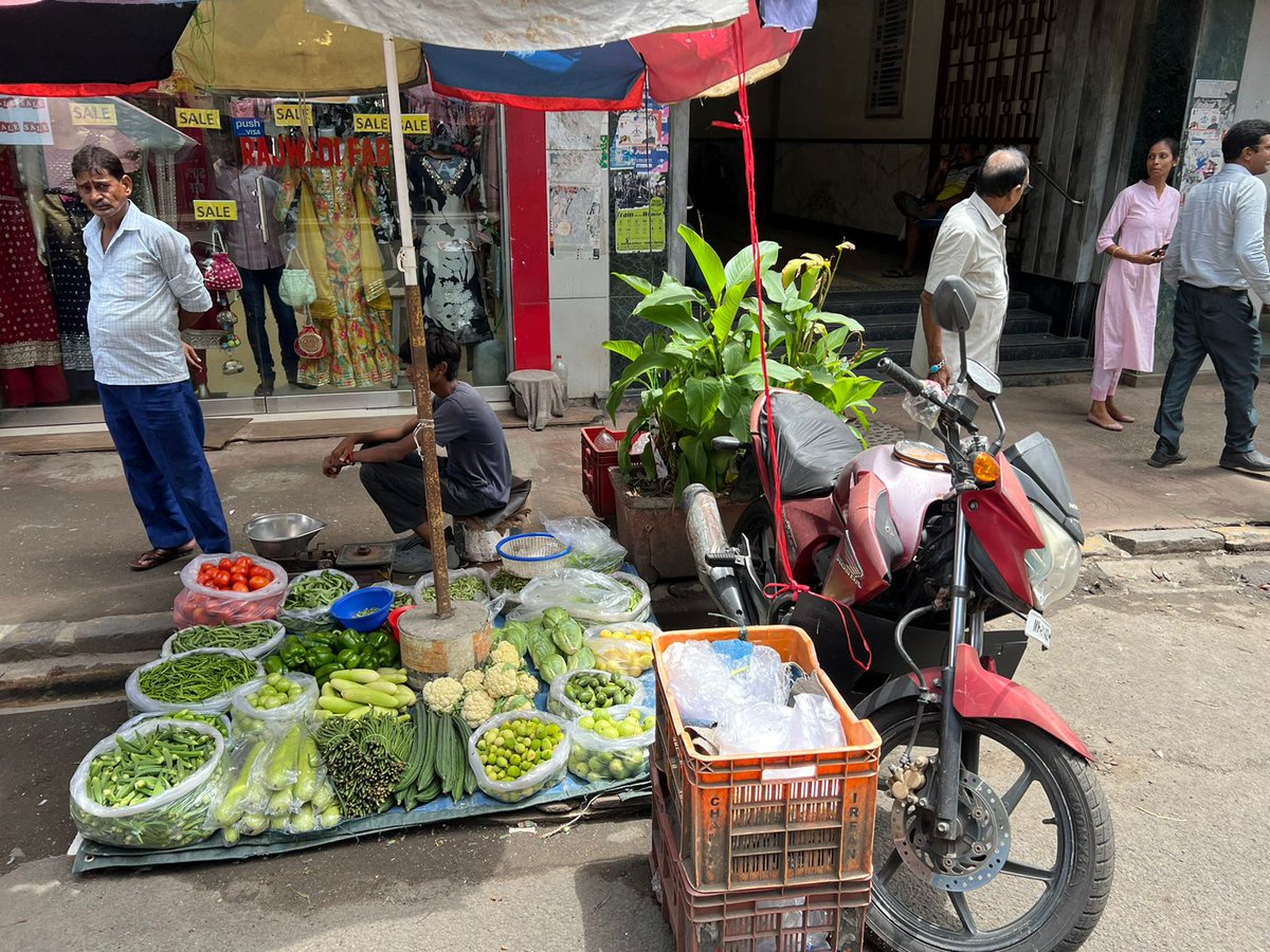 DOSHIANKIT_'s tweet photo. The constant obstruction from nearby hawkers is disrupting our daily lives and creating a mess.They are almost occupying the whole space which is allocated for parking.Local authorities, please take action to address this issue! @mybmc @bmccward @mybmcbizsupport @bmcmumbai https://t.co/1e9jAL2wm4