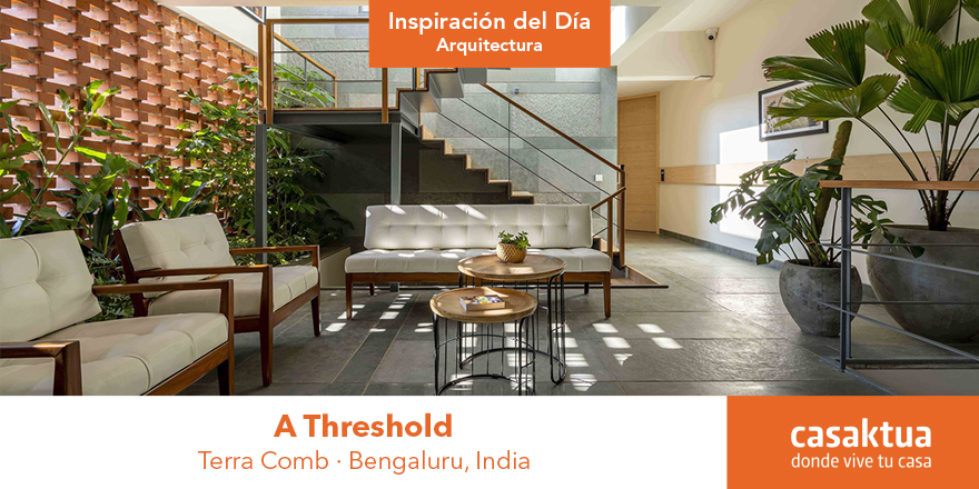 Descubre la fusión perfecta entre tradición y vanguardia en el último proyecto arquitectónico en la #India. Con un envolvente de tejas Mangalore recuperadas, no solo se protege del sol, sino que se crea un espacio interno acogedor y estético. 🏡✨