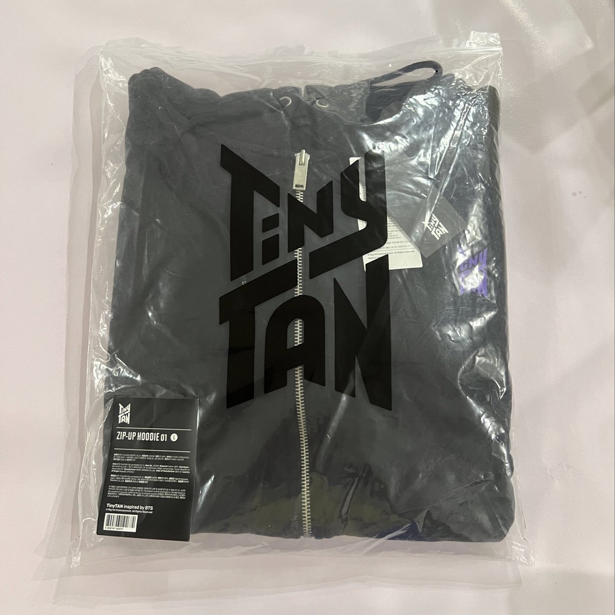 sellestials's tweet photo. ⭐️ BTS MERCH

₱1200 - Tinytan Hoodie
₱780ea - Shirts
₱240 - Pen pod
₱150ea - Pens
₱600 - Powerbank
₱1400 - Artist made V
- ONHAND, SEALED

DOP: 50% payo reserve
Rem: after 3 days

🚚  Direct J&amp;T, LBC, SDD, meet up

🏷 rm jin suga jhope jimin taehyung jungkook bts ph wts lfb https://t.co/Kj9LzSfIVc