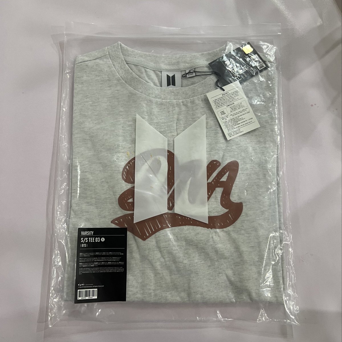 sellestials's tweet photo. ⭐️ BTS MERCH

₱1200 - Tinytan Hoodie
₱780ea - Shirts
₱240 - Pen pod
₱150ea - Pens
₱600 - Powerbank
₱1400 - Artist made V
- ONHAND, SEALED

DOP: 50% payo reserve
Rem: after 3 days

🚚  Direct J&amp;T, LBC, SDD, meet up

🏷 rm jin suga jhope jimin taehyung jungkook bts ph wts lfb https://t.co/Kj9LzSfIVc