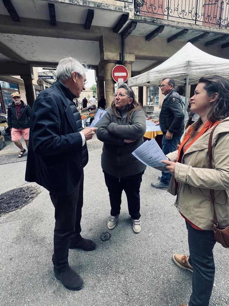 Parler tous ensemble, hier matin au marché de #Millau avec ma suppléante <a href="/YolenePages/">Yolène Pagès</a>. 3ème jour de la campagne du 2nd tour 🚶🏻‍♀️🚶🏻‍♂️‍🏡‍