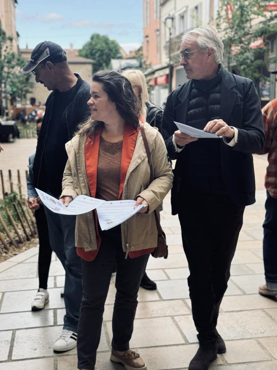 JF_Rousset2's tweet photo. Parler tous ensemble, hier matin au marché de #Millau avec ma suppléante @YolenePages. 3ème jour de la campagne du 2nd tour 🚶🏻‍♀️🚶🏻‍♂️‍🏡‍ https://t.co/QRAYkNkASx