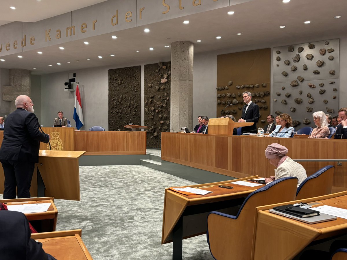 Timmermans vraagt de nieuwe minister president om een reactie op het feit dat Faber mijn collega Esmah via een retweet een “PvdA hoofddoekje” heeft genoemd. 

Dat wil hij niet. Hij geeft er geen oordeel over.  Zwijgen is ook een actie.