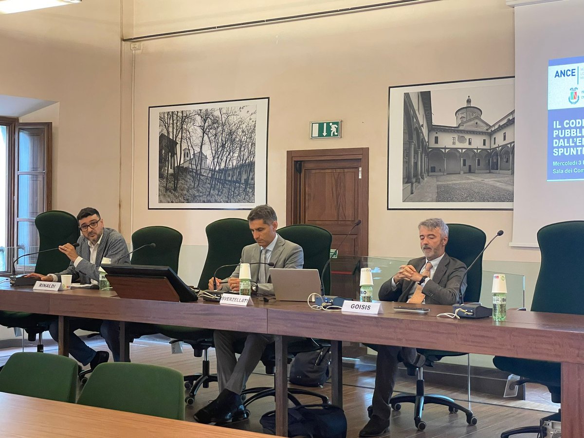 AnceMilano's tweet photo. Ad un anno dal nuovo #CodiceDeiContratti Pubblici, si è tenuto a Lodi un incontro utile a condividere spunti e riflessioni.
Nicola Sverzellati, coordinatore di zona di #AssimpredilAnce, ha menzionato il ruolo chiave dell'Associazione ANCE nel lavorare su un decreto correttivo. https://t.co/kRN9TDlcQH