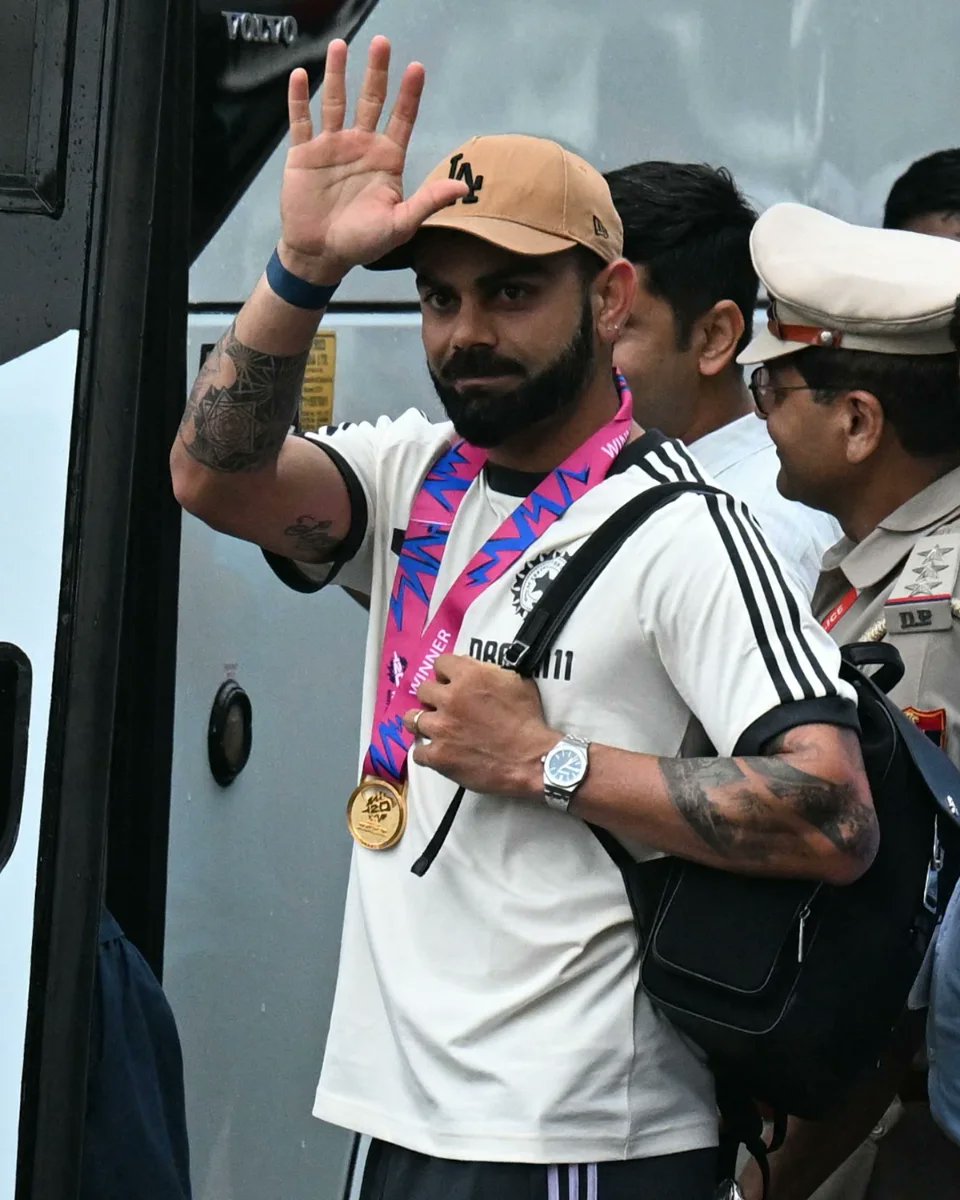 icchindi's tweet photo. #T20WorldCup Trophy 🏆 Ke Sath India Vapis https://t.co/GjmBHGqmkD