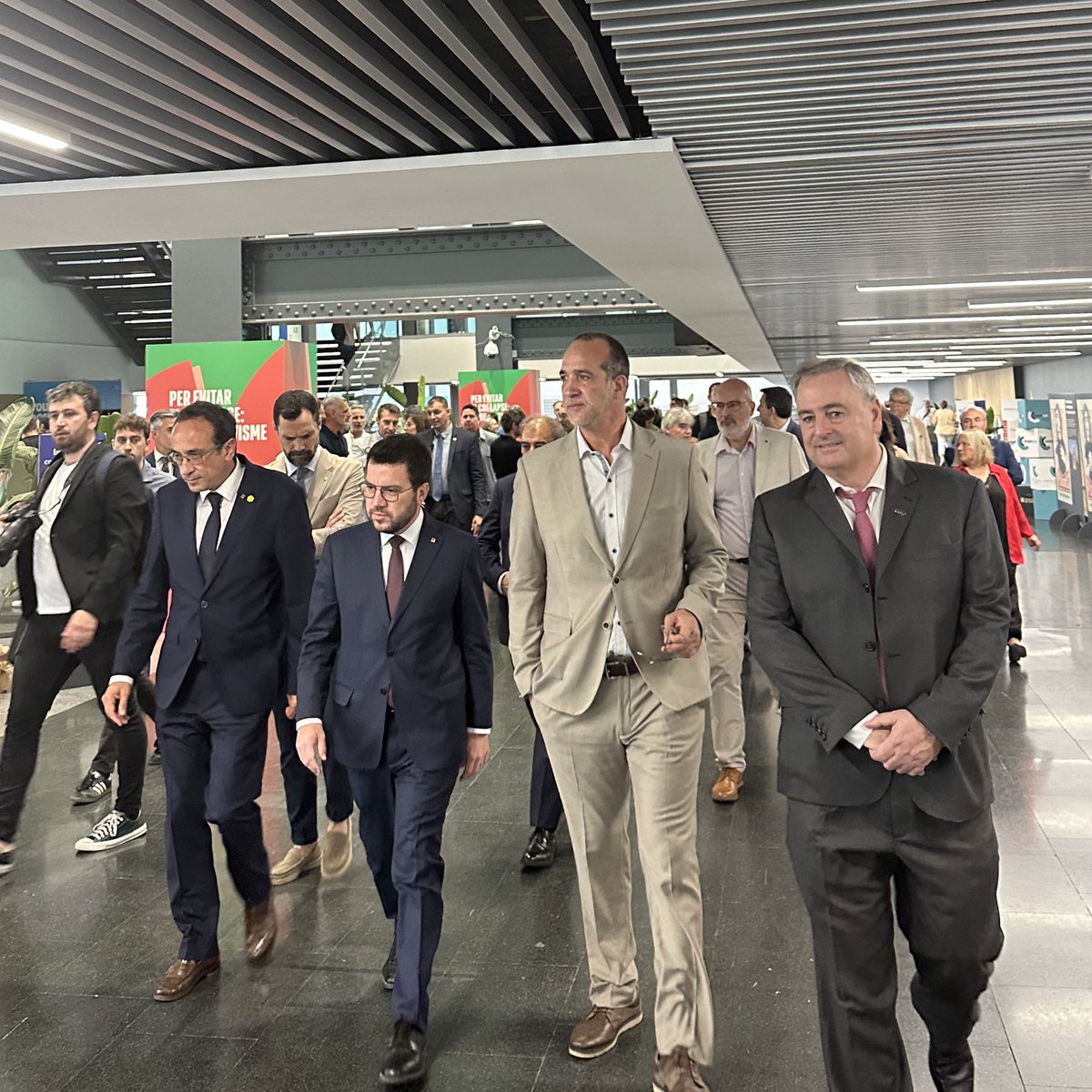 Representants institucionals visiten el Congrés del Cooperativisme de Catalunya: M. Hble. Sr. Pere Aragonés, M. Hble. Sr. Josep Rull, M. Hble. Sr. Roger Torrent, amb Guillem Llorens, president de <a href="/CooperativesCAT/">CoopCat</a> 

#congresdelcooperativisme #evitemelcollapse