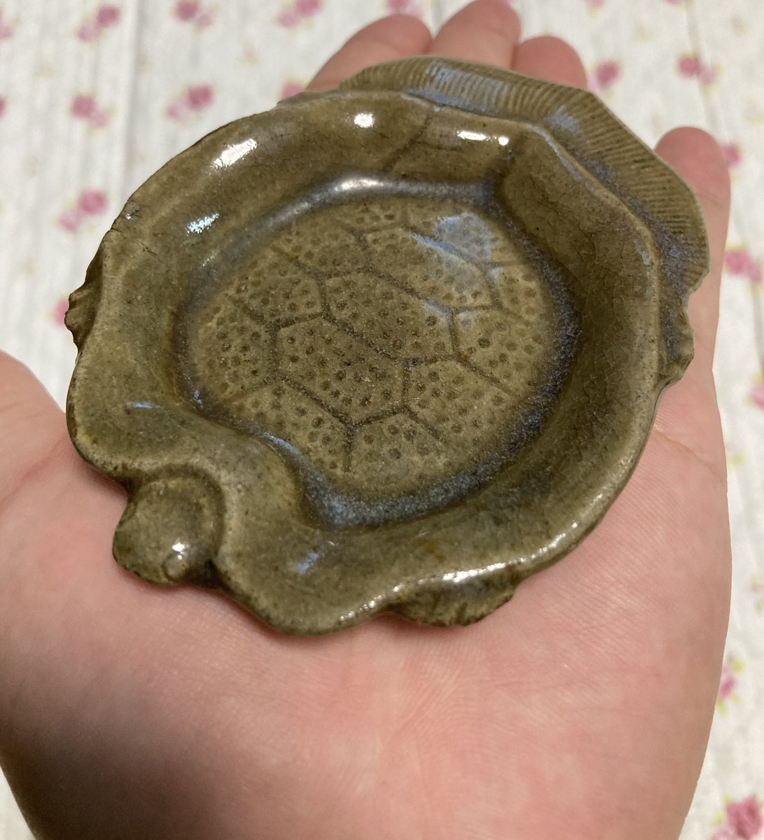 6月末に京都に行き、うつわ屋で悩んだ末に呉須線引き湯呑みと織部小皿、馬型箸置き、亀の小皿をゲット。

あれ〜、この亀どこかで見たことあるようなー？