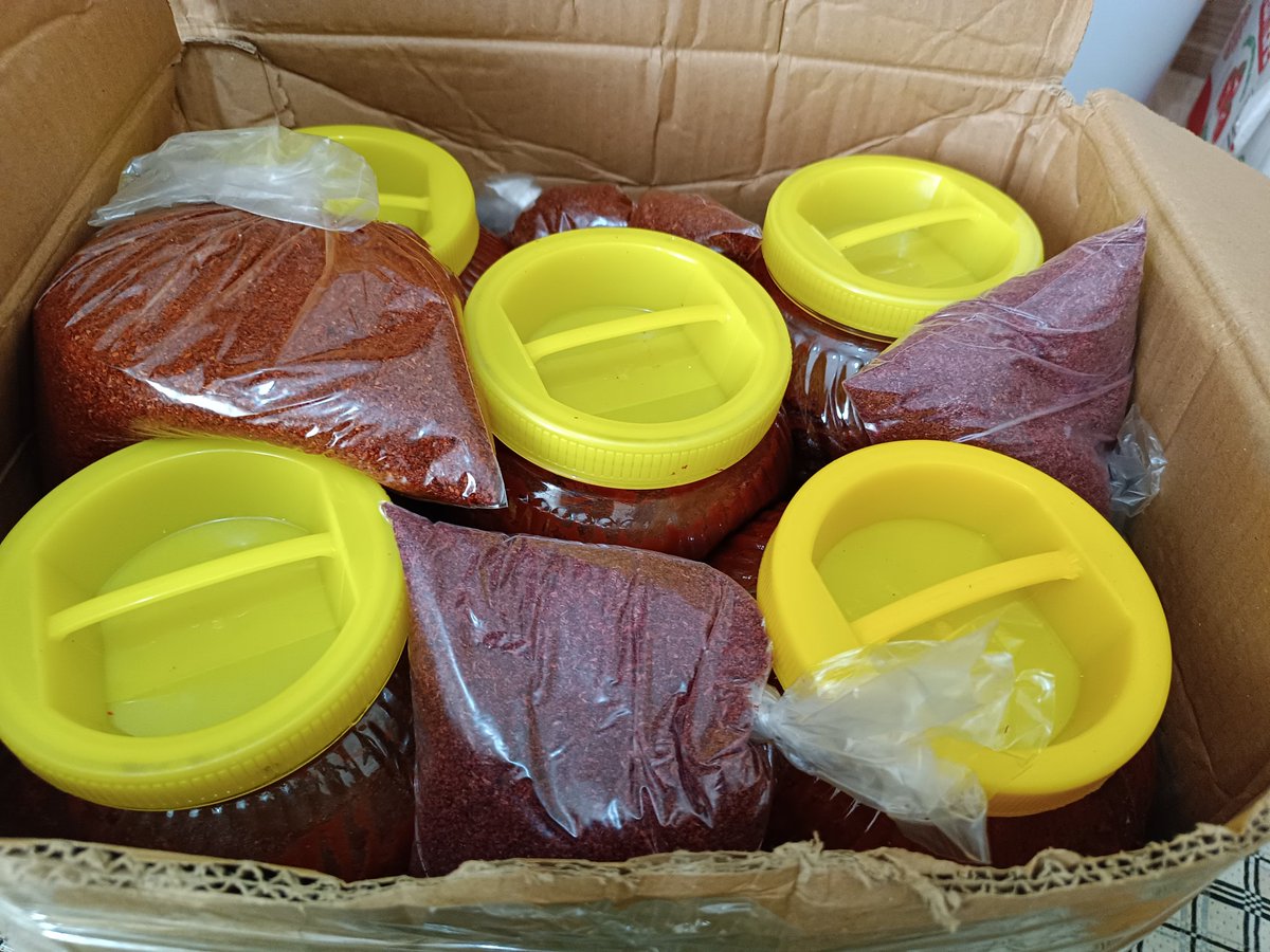 Zeynep41503913's tweet photo. Rt desteği rica ediyorum kiymetli dostlar
 Yeni sezon güneşte kurumuş çok lezzetli salçalarımızı eski sezon fiyatından veriyoruz  10 kg alımında kargo ücretsiz 
 Kaçırmayın ilk parti böyle 
 Sonra fiyatlar değişecek 
Alın aldırın kışlık salçalarınızı 
Toptan satışımız vardır . https://t.co/I3bcwIF4xn