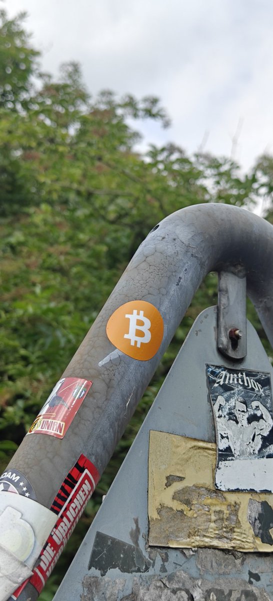 Blockchainkett3's tweet photo. There it sticks!!
#BitcoinSticker #bitcoin https://t.co/HzyH20Toat
