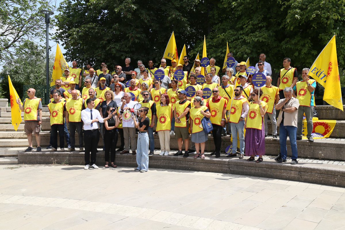 KESK1995's tweet photo. Komisyonda görüşmelerine devam edilen ÖMK 'ya karşı bağlı sendikamız Eğitim-Sen Meclis Parkında nöbet eylemine devam ediyor. Eş Genel Başkanımız Ayfer Koçak ve MYK üyelerimiz eyleme destek verdi.
#meclisÖMKyireddet https://t.co/Zbx8GiGWUb
