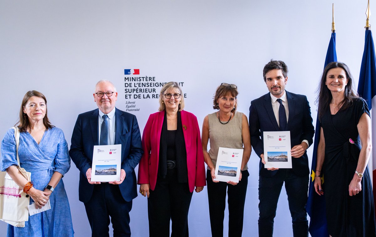 Merci à <a href="/sretailleau/">Sylvie Retailleau</a> et <a href="/ASBarthez/">Anne-Sophie Barthez</a> pour la signature du Contrat d'objectifs, de moyens et de performance d'<a href="/univ_lille/">Université de Lille</a>, <a href="/ScPoLille/">Sciences Po Lille</a> &amp; <a href="/ENSAITinfo/">ENSAIT</a>. Il appuie les projets 2023-2025 de l'école ▶️ prépa <a href="/ENM_France/">École nationale de la magistrature</a> master <a href="/FestSeriesMania/">SERIES MANIA</a> et chaire en 🩺Santé <a href="/ARS_HDF/">ARS Hauts-de-France</a> et <a href="/UFR3S_ULille/">UFR des Sciences de Santé et du Sport (UFR3S)</a>