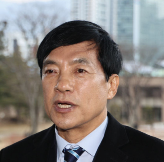평생 검찰에 재직했으면서
허무맹랑한 허위, 거짓으로 후배 검사의 실명을 거론하면서 인격말살하여 똥검사로 만들고 그것을 사유로 탄핵 소추안까지 제출한 이성윤
정말 호남 전라도 깽깽이들의 개곤조의 진상을 적나라하게 보여주었다
정말 악질 나쁜놈이다