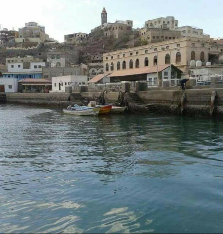 التخطيط هو وضع خطوط ملزمة ومحددة تسير عليها سياسة وإقتصاد البلد، ولكن هذه الحلقة المفقودة في عدن والجنوب منذ عشر سنوات، فالقائمين على السلطة لا يريدون خطط واضحة، بل ولا يريدون إحصاءات عن مشاكل البلد تمكن من التخطيط.. السبب لأن التخطيط والأحصاء سيفضح عبثهم بالمال العام والوظائف