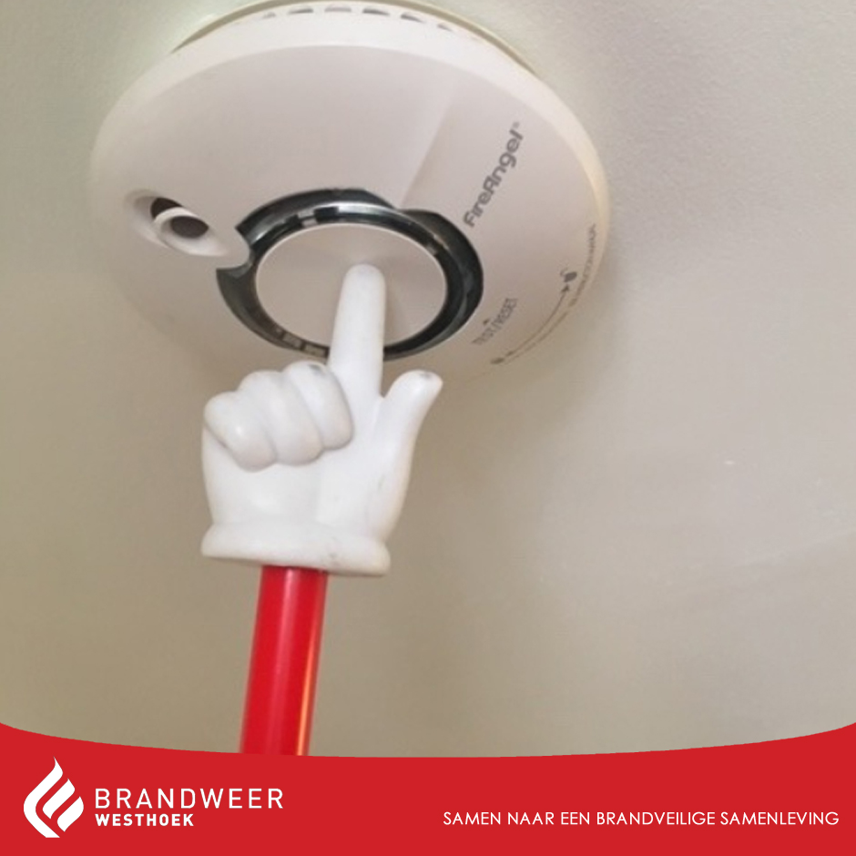Brw_Westhoek's tweet photo. Eerste donderdag van de maand! Tijd voor de maandelijkse testronde van de rookmelders in je woning.
#hangrookmelders #testrookmelders #rookmelders #eerstedonderdag #testdag #brandweer #westhoek #wijzijnervooru https://t.co/02E3eC61i8