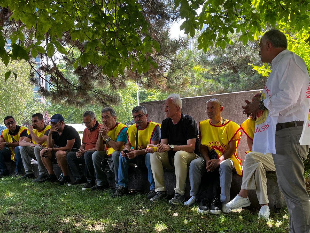 egitimsen's tweet photo. "Haklarımızı ve taleplerimizi içermeyen Öğretmenlik Meslek Kanunu'na hayır!" şiarıyla, Meclis Parkı’nda başlattığımız oturma eylemi 2. gününde... Genel Meclis toplantımızı nöbet alanımızda gerçekleştirdik.
#meclisÖMKyireddet https://t.co/PwGh2gFe1K