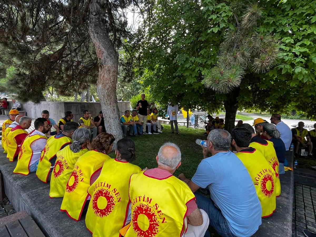 egitimsen's tweet photo. "Haklarımızı ve taleplerimizi içermeyen Öğretmenlik Meslek Kanunu'na hayır!" şiarıyla, Meclis Parkı’nda başlattığımız oturma eylemi 2. gününde... Genel Meclis toplantımızı nöbet alanımızda gerçekleştirdik.
#meclisÖMKyireddet https://t.co/PwGh2gFe1K