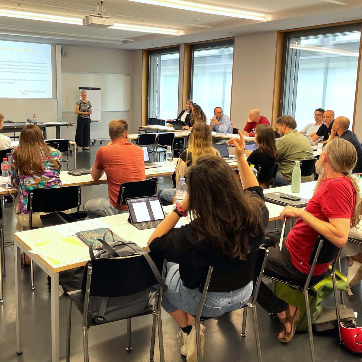 AfajDoj's tweet photo. Der Dachverband dankt allen teilnehmenden Mitgliedern für die Gespräche, euer Engagement und Mitarbeit an der DV. Zudem wurde der 📣Jahresbericht 2023🤩 präsentiert und von den Delegierten bestätigt. 📣 Zum Jahresbericht 2023: https://t.co/MDkKukL9Z2 https://t.co/qAvVDuKTNH