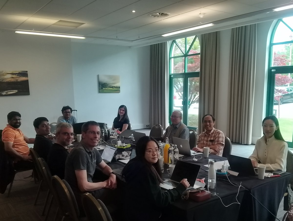 📸1,2,3, smile! Last week, Computer Science staff participated in a grant writing retreat organized by the #COREGroup! Senior and Early Career Researchers from #FITLab were also there! ✍️