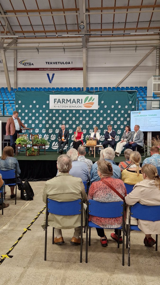 Farmarissa kuuntelemassa Kestävään ja kannattavaan ruoantuotantoon paneelia