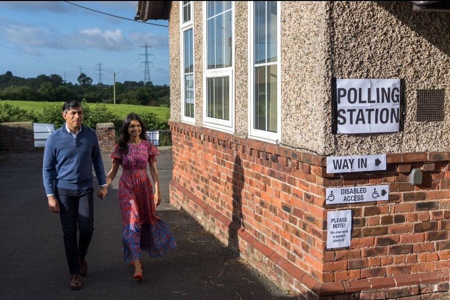 MarwanNawaz's tweet photo. The colours on the dress worn by Akshata Murty to cast her vote provide a good indication of what Britain's political map will look like by tomorrow morning. 
#GeneralElection2024 #Elections2024 #ToriesOut https://t.co/X2XtXesoxF