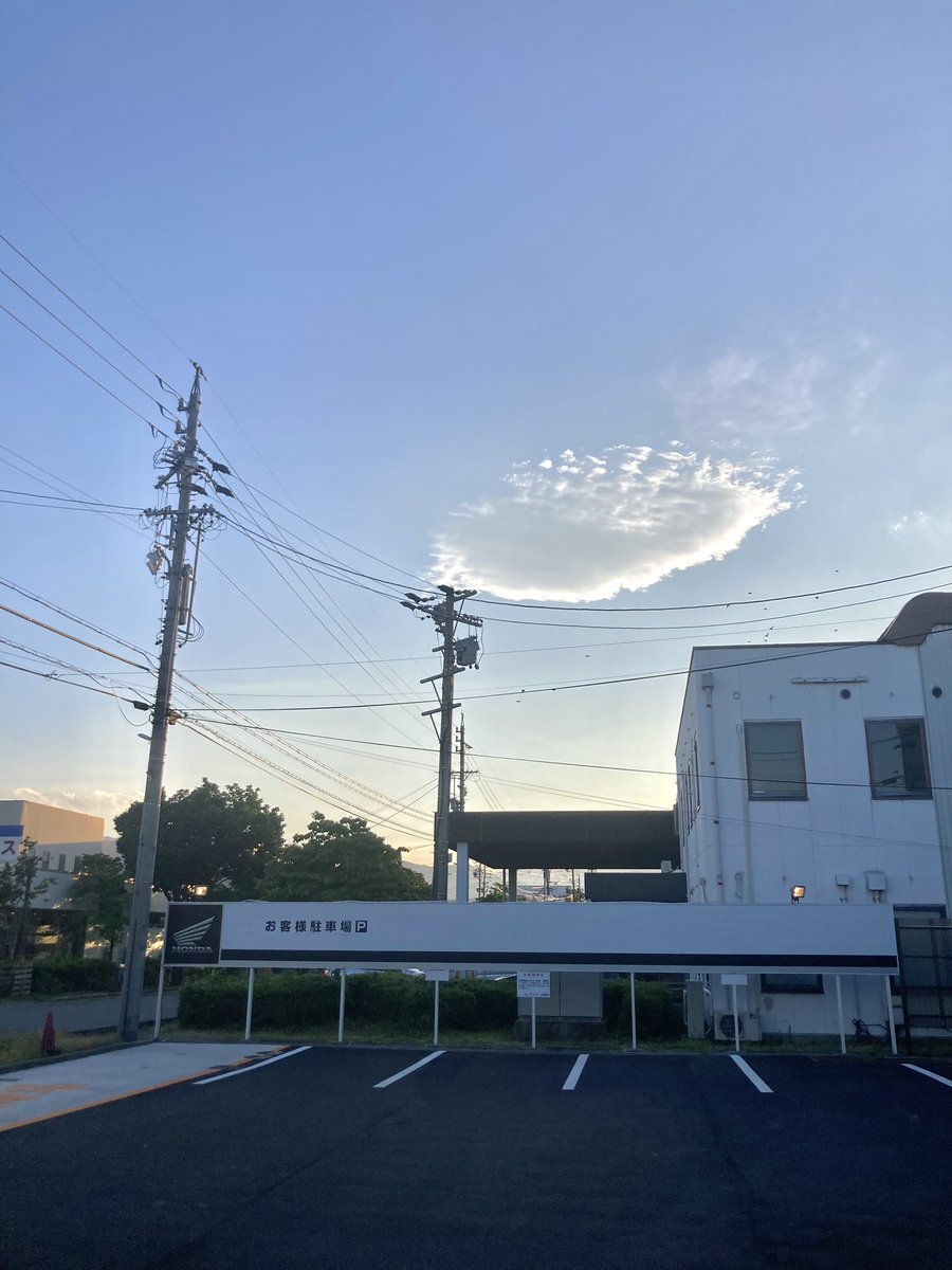 最近明るいなーって思ってたんですよ。
でも、夏至過ぎてたことに今気がついたんです。紅白歌合戦から半年。灼熱の夏を過ぎたらあっという間に冬です。
季節野菜を食べ、涼を取り、健康的にバイクに乗り、あとは愛車を眺めてニヤニヤしよう。
#夏の日の2024