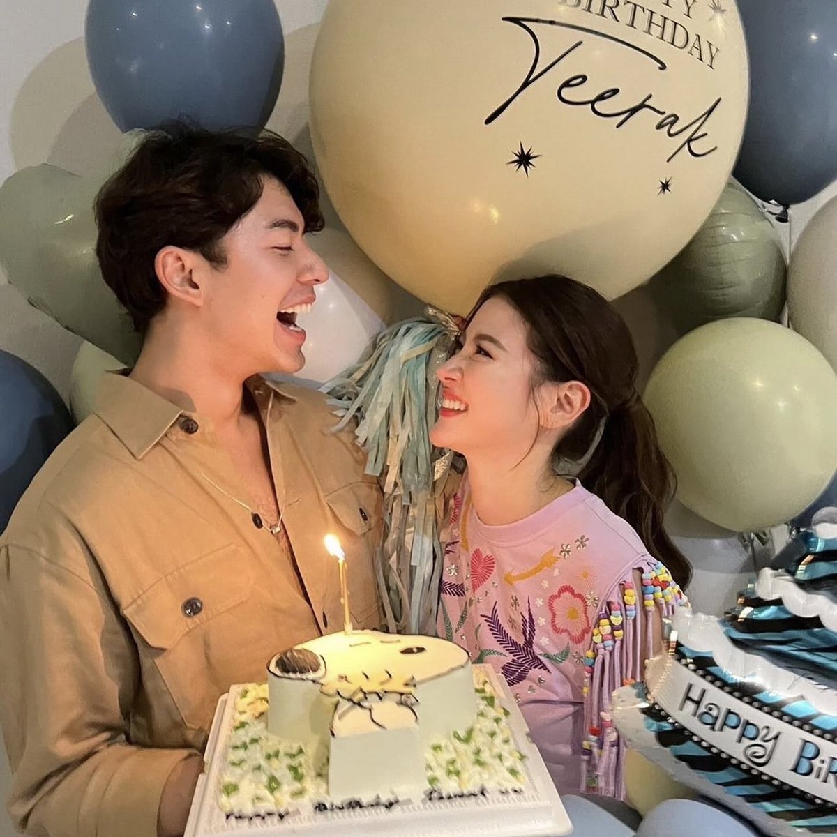 ทำไมเด็กน่ารักอย่าง #นายใบเฟิร์น ที่ทำงานหนักกันตั้งแต่เด็กๆทำเพื่อคนอื่นมาตลอด พอวันนึงจะมีความรักดีๆที่เป็นพลังใจให้หายเหนื่อย กลับไปต่อไม่ได้ทั้งที่รักกันขนาดนี้ เวลาของความสุขมันสั้นจัง ใจร้ายกับทั้งคู่ไปมั้ย ทุกช่วงเวลามันดีและมีความหมายมาก แต่มันยากจัง สงสารน้อง😭 #นายณภัทร