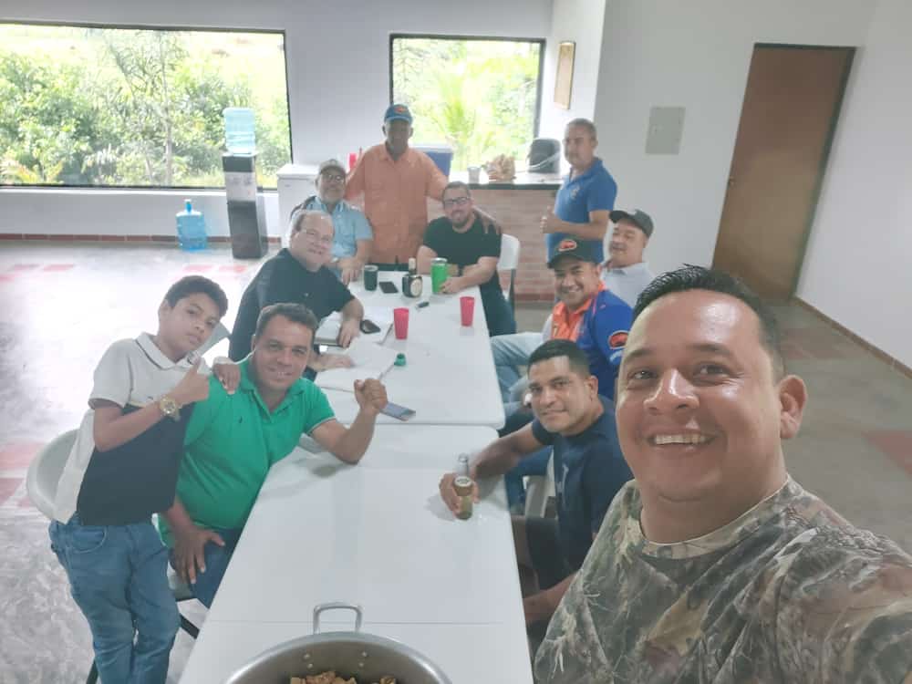 ArturoC69755641's tweet photo. #Cojedes|| Los momentos emotivos no pueden pasar por alto. Que hermoso es saber que cuentas con amigos que realmente valoran tu trabajo en la sociedad. En medio de gente honorable festejé el Día del Periodista" "Nunca es tarde cuando la dicha llega". #jul04 @Class987FM https://t.co/AoW4b0hPxF