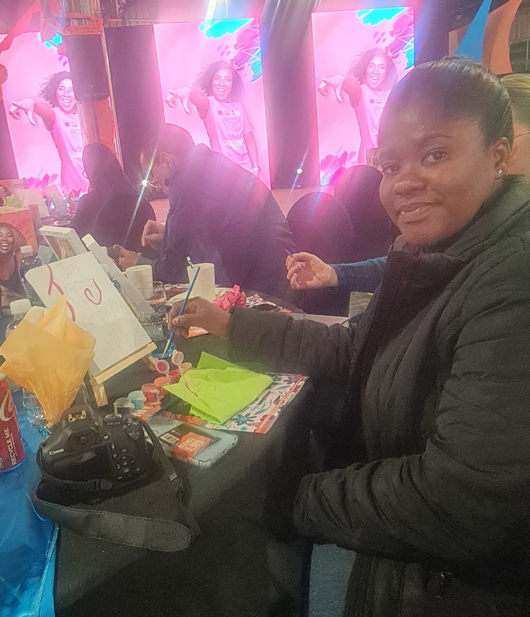 Journalist <a href="/KamogeloMagolo/">kamogelo</a> tries her hand at art at this year's launch of the SPAR Women's Challenge Jozi.  The race will be held on October 6at Marks Park. #ChooseYou #SPARWomensChallengeJozi