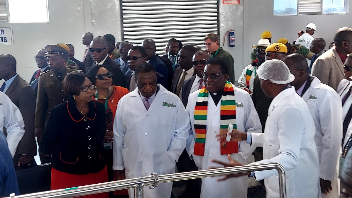 DiamondFMZim's tweet photo. H.E President Emmerson Mnangagwa and Senior Government Officials touring the Baobab Juice Manufacturing Plant at Mutare Teachers College https://t.co/zip9aYY96t