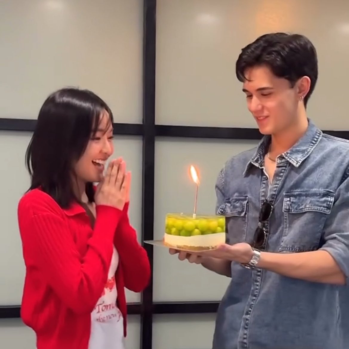 nn2609n's tweet photo. คือพี่อุ้มตั้งใจฟังเทศน์อวยพรมากเลย แล้วยัยเทศน์ก็น่ารักกับพี่เค้ามากๆเลย ฮืออออออ เอนดูอ่ะ

 #เทศน์อุ้ม https://t.co/aM9UclrBD4