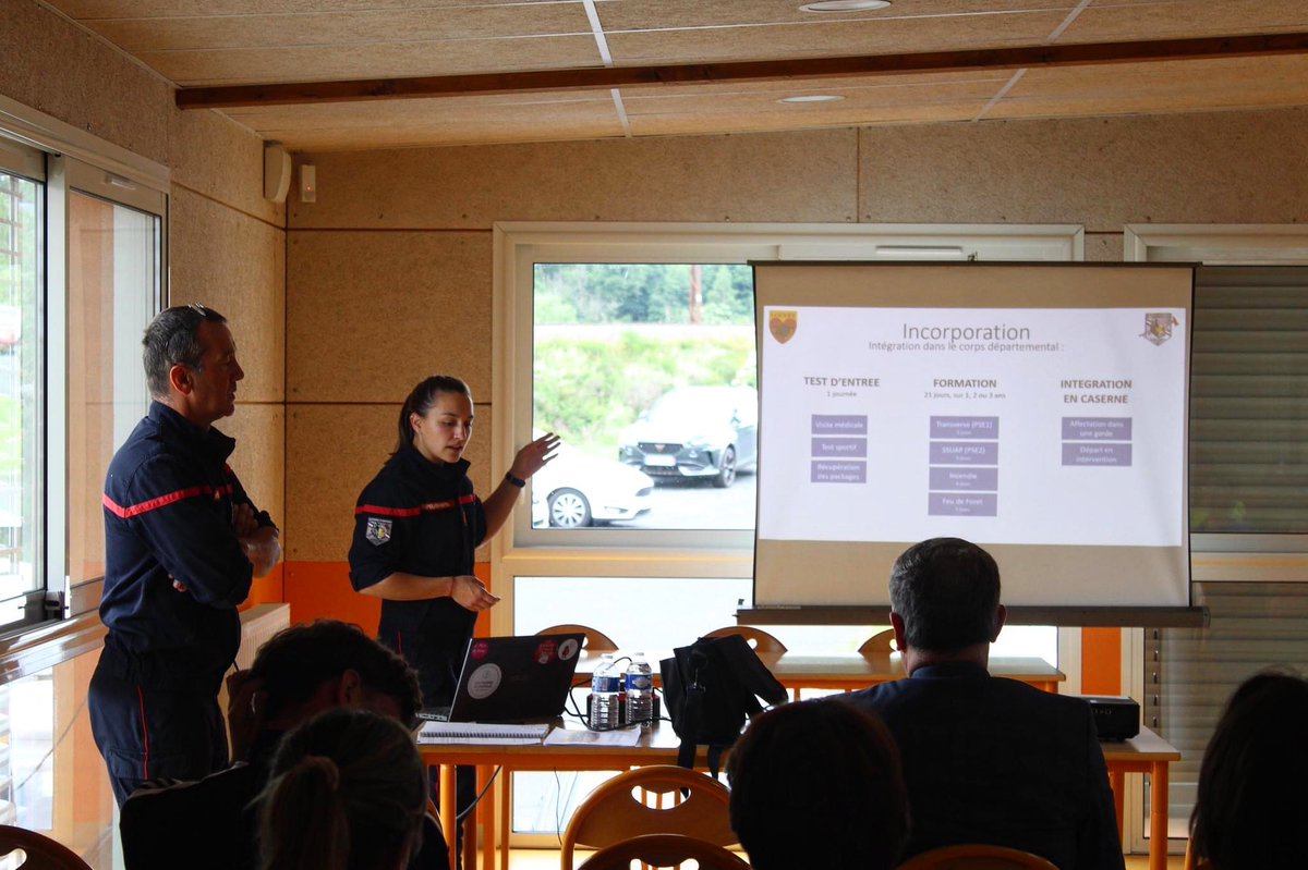 [Communication]

Ce mardi 2 juillet, le chef de centre et la responsable communication ont présenté le fonctionnement des #SPV aux employés municipaux, dans le but de susciter de nouvelles vocations.

L’avenir du volontariat passe par l’emploi des SP dans la fonction publique